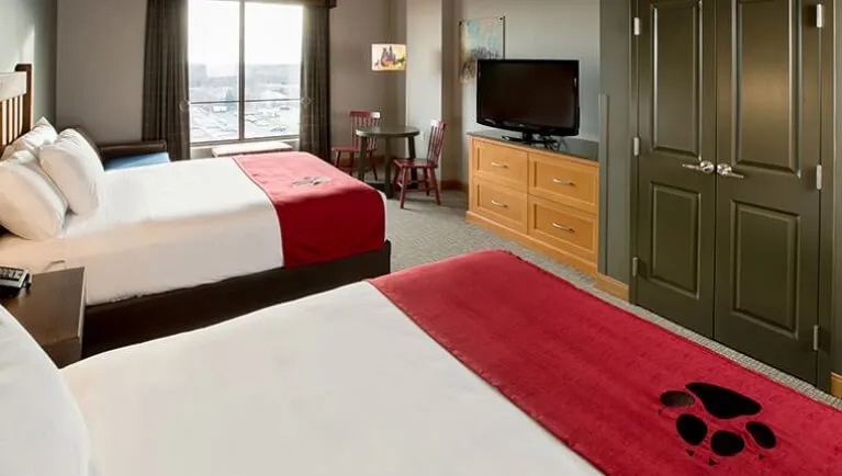The bed and TV area in the accessible Family Suite(Accessible bathtub)
